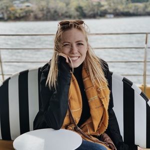 Meet your Posher, Caitlin